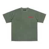Remera verde militar de corte oversize con cuello redondo y estampado frontal con la frase "Caldo de Barrio" en letras rojas.
