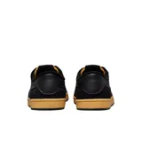 Championes Nike SB modelo FC Classic, color negro con suela de goma color tostado. Presentan una mezcla de texturas con detalles en cuero y gamuza, swoosh lateral tono sobre tono y etiqueta con logo en la lengüeta.