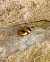 Anillo plateado de bronce, alpaca y plata 925, con forma irregular y textura rústica.