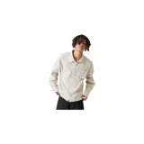 Camisa de manga larga Eme Studios modelo Evo Pirouette, de color beige con diseño de rayas verticales finas. Presenta un bolsillo aplicado en el pecho con el logotipo de la marca bordado en verde oscuro, cuello camisero y cierre frontal de botones.