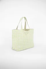 Bolso de tela color verde claro y blanco con diseño de cuadros vichy, doble asa de hombro y base rectangular.