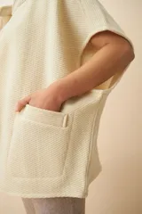 Chaleco marrón de lana con cuello mao, solapas pronunciadas, bolsillos ojal y terminaciones envivadas.