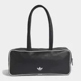 Bolso tipo airliner de Adidas, color negro con ribetes blancos en contraste. Presenta un diseño alargado con textura granulada, asas largas para llevar al hombro y el logo del Trifolio estampado en blanco en el frente. Cuenta con cierre principal y bolsillo interior con cremallera.
