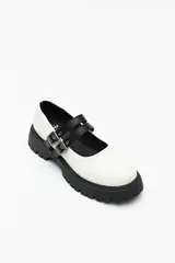 Guillerminas negras de cuero sintético charolado, con plataforma chunky y doble tira ajustable con hebillas metálicas.