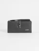 Billetera rectangular color negro, confeccionada en cuero vegano, con cierre de solapa mediante broche metálico y correa de muñeca integrada. Incluye logo metálico de la marca en el frente.