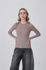 Remera de manga larga, color beige topo, de tejido acanalado y corte ajustado al cuerpo, con cuello redondo.