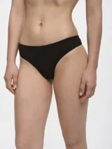 Bombacha tipo colaless de tiro medio, confeccionada en algodón liso.