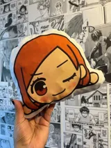 Peluche con forma de Nobara Kugisaki, personaje del anime Jujutsu Kaisen.