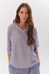 Sweater de tejido de punto calado color lila, con cuello en V y mangas largas.