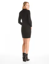 Vestido corto de tejido de punto color negro, con cuello alto y mangas largas, de corte ajustado al cuerpo.