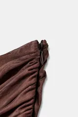 Vestido midi palabra de honor con diseño bandeau. Presenta un cuerpo superior drapeado en tonos marrón y rosado, y una falda inferior recta en color marrón oscuro.