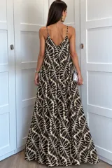 Vestido largo de rayón con estampado floral en tonos azules y rosados, de corte solera con escote en V y tirantes finos.
