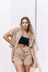 Short de tiro alto color crudo, con cintura elástica ajustable con cordón, bolsillos laterales y ruedo con dobladillo.