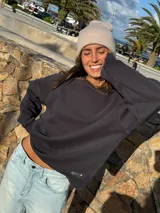 Buzo negro de algodón, corte oversize.