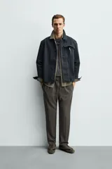 Pantalón regular fit color negro de tejido con viscosa, con cintura elástica ajustable con cordón, bolsillos frontales y traseros.