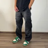 Pantalón jean cargo de corte recto color gris oscuro con bolsillos laterales con solapa. Estilo urbano.