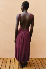 Falda midi de tiro alto con cintura elástica, diseño de pliegues verticales y bajo abullonado con elástico interior.
