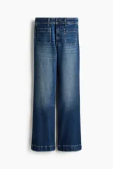 Jean de denim azul de corte acampanado y tiro alto, con bolsillos parche delanteros y traseros.