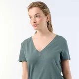 Remera básica de manga corta y cuello en V, de calce recto y color verde melange.