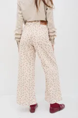 Pantalón de jean con estampado de manchas orgánicas en tonos tierra, de tiro medio-alto y corte recto. Presenta bolsillos funcionales y largo al tobillo.