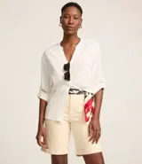 Bermuda de sarga color blanco, de tiro alto con trabillas en la cintura y bolsillos laterales. Confeccionada en tejido plano de algodón con un toque de elastano para mayor comodidad. Marca Marfinno.