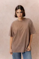Remera de algodón con efecto lavado, corte oversize, cuello redondo y mangas cortas amplias con hombros caídos.