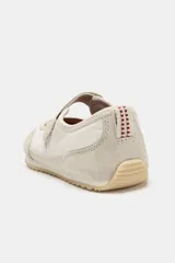 Bailarina deportiva tipo barefoot en color beige, con puntera amplia, cierre de velcro en el empeine, detalles en gamuza y suela flexible de goma.