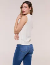 Musculosa tejida de marca Elie Tahari, color blanco, con cuello con solapa y escote V pronunciado, confeccionada en tejido de punto calado con patrón geométrico.