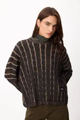 Sweater de punto con diseño de rayas verticales en relieve y textura trenzada, color terracota y beige. Presenta cuello redondo, corte holgado y diseño cropped.