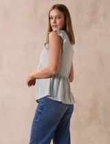 Blusa calada color celeste, marca Madden Girl. Cuello a la base, escote en V y lazo de ajuste. Sisa con volado.