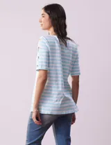 Remera de algodón a rayas horizontales blancas y negras, con cuello redondo y mangas cortas con aberturas entrelazadas.