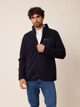 Campera de polar azul marino con cierre frontal completo, cuello alto y bolsillo en el pecho con cierre y detalle de tejido técnico.