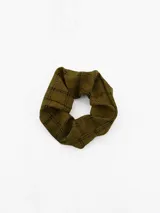 Colita para el pelo de tela con diseño a cuadros en tonos verde oliva y negro.