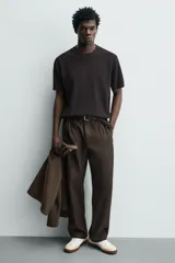 Zapatillas deportivas de hombre, de estilo retro, color blanco con puntera de gamuza color crema, detalle trasero en cuero negro y suela marrón.