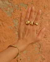 Anillo de diseño orgánico y macizo con forma irregular, elaborado artesanalmente en metal.