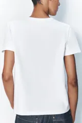 Camiseta de manga corta color rosado, con cuello redondo y corte regular. Confeccionada en tejido de punto interlock elástico y flexible.