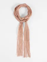 Pañuelo tipo corbatín de hilo con acabado brillante y terminación en flecos largos.