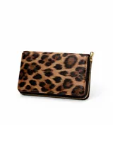 Billetera rectangular con cierre perimetral dorado, diseño con estampado animal print de leopardo.