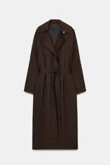 Trench fluido de corte recto confeccionado en lana, con cuello solapa, manga larga, bolsillos delanteros y cinturón ajustable del mismo tejido.
