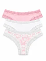 Pack de tres bombachas tipo colaless con detalles de encaje en la cintura y los bordes. Incluye una prenda lisa en color rosado, una blanca y una con estampado floral sobre fondo rosado.