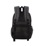 Mochila negra con bolsillo oculto en la espalda, bolsillo delantero oculto, impermeable, elástico al dorso para carry on, correas laterales de compresión, bolsillos laterales con red y bolsillo interior para notebook.