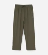 Pantalón deportivo de corte recto confeccionado en tejido técnico de poliamida y elastano. Presenta cintura elástica con cordón ajustable, bolsillos laterales con cierre y sistema de regulación en el ruedo para un ajuste personalizado.