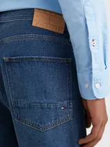 Jeans Tommy Hilfiger modelo Tapered Moore de corte recto y tiro medio, en color azul con lavado Nori Indigo. Confeccionados en mezcla de algodón y cáñamo, cuentan con diseño clásico de cinco bolsillos, cierre de botón y cremallera.