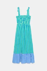 Vestido midi de escote recto con cuerpo de nido de abeja elástico, tirantes anchos con lazos y falda larga con volados en el borde inferior. Presenta un estampado de rayas verticales en tonos verde, azul y blanco.