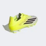Championes de fútbol Adidas F50 Club, diseñados para terreno firme o múltiple. Presentan un diseño en color amarillo neón con detalles en blanco y negro, parte superior sintética Fiberskin con textura 3D para un mejor control del balón y tecnología SPRINTGRID.