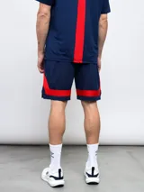 Short de básquet de malla (mesh) azul marino, con detalles en rojo y blanco en los laterales. Presenta el escudo del Club Nacional de Football y el logo de Umbro.