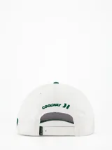 Gorra de béisbol blanca con visera verde y bordado frontal con la frase "Sign Your Art" en verde.