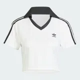 Remera Adidas Adicolor Football Jacquard de manga corta, color blanco con cuello en V negro y detalles de las tres tiras en las mangas. Diseño cropped y silueta cuadrada.
