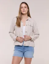 Camperita liviana de silueta recta y calce relajado de lino color beige, con cuello camisero, cartera frontal con botones símil madera y bolsillos aplicados con solapa en el pecho. Presenta mangas largas con puños de cierre abotonado y costuras reforzadas a tono.