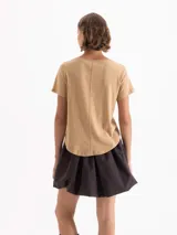 Remera de corte clásico con escote en V y mangas cortas, confeccionada en tejido de punto con mezcla de algodón y lino.